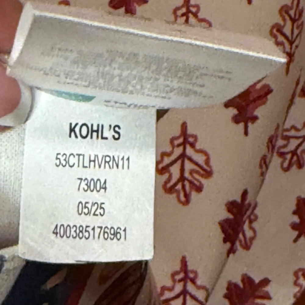 NWOT Kohl's Red and Cream Leaf  Pumpkin Table Runner (2 never used)